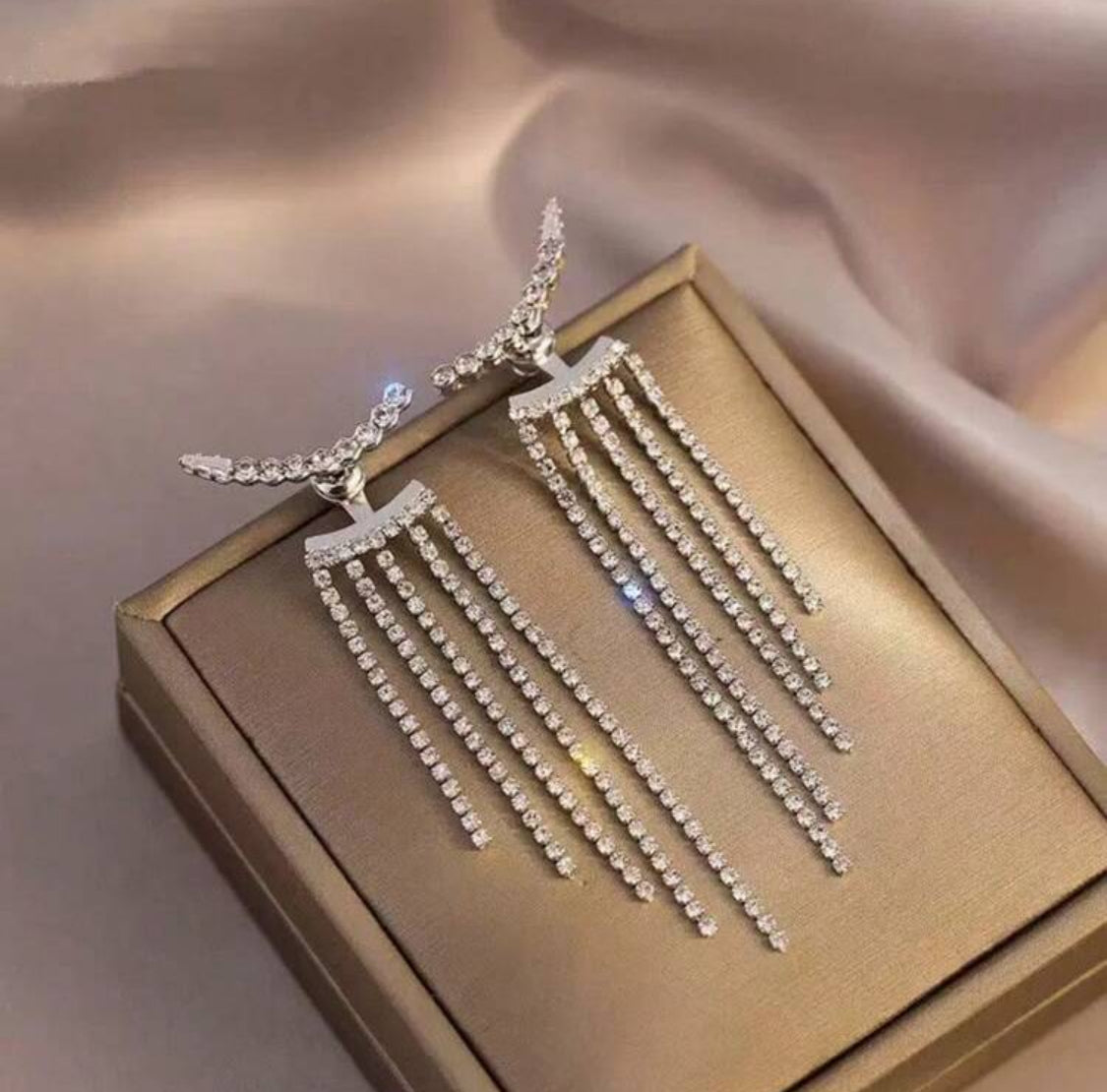 Rhinestone Curvy Pendant Earrings (Silver)