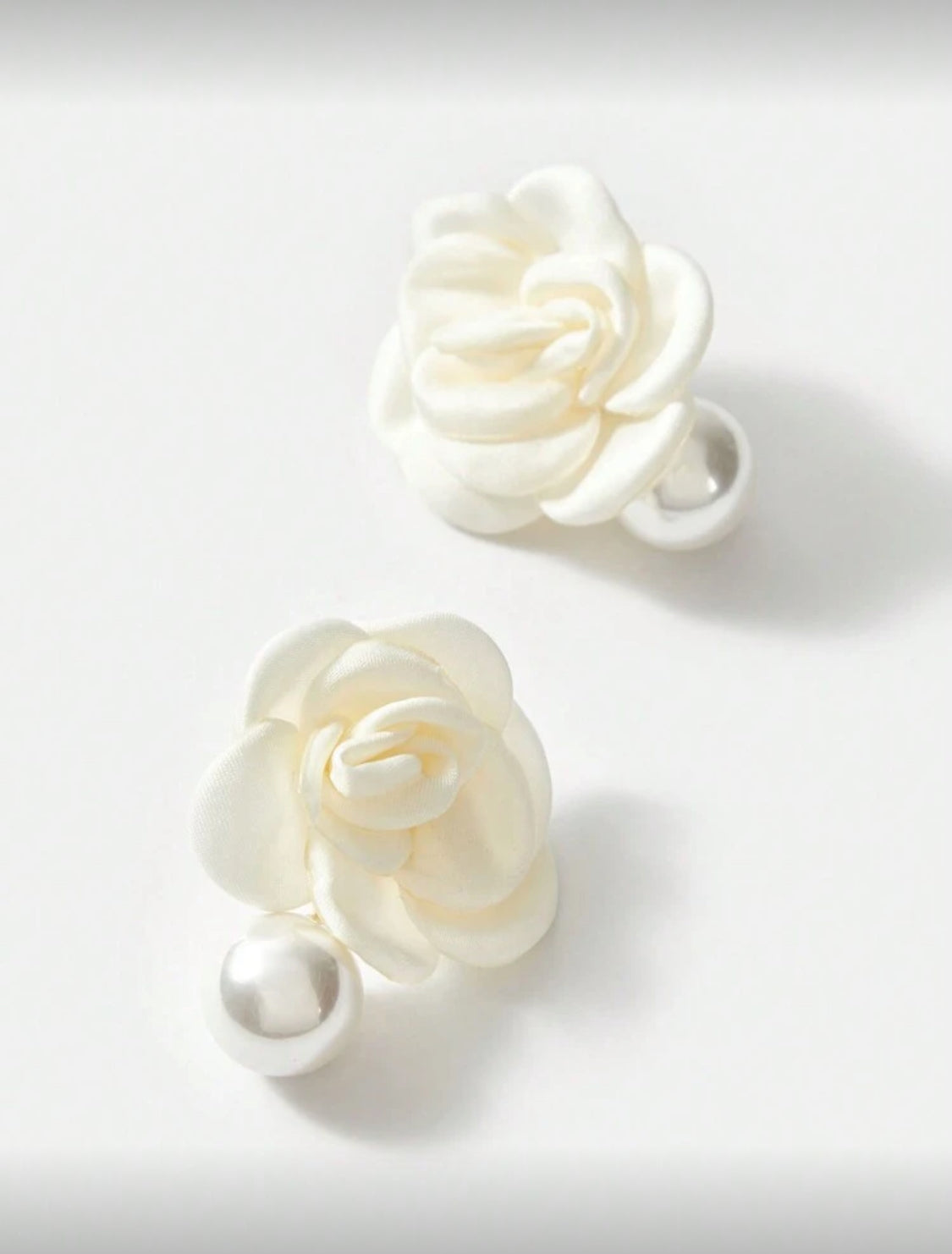 Flower Pearly Earrings (Gold /White )